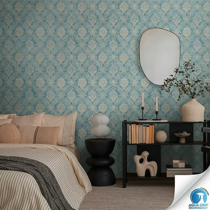 A.S. Création Designdrop Vliestapete - Blau-Grau, Ornament, 10,05 x 0,53 m - Aqua Grip Technology Tapete im Schlafzimmer mit blauem Hintergrund und elegantem Muster.