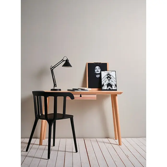 A.S. Création Hygge 3 Vliestapete - Hell-Cremebeige, Uni, 10,05 x 0,53 m - Elegantes Interieur mit einem Holzschreibtisch, einer schwarzen Lampe und einem Stuhl. Dekorative Bilder runden das Design ab.