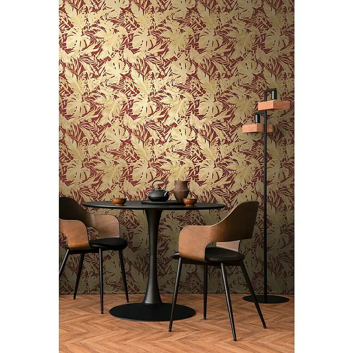 A.S. Création Cosmoliving by Cosmopolitan Vliestapete Blätter - Rot-Gold-Braun, Floral, 10,05 x 0,53 m - Bild zeigt ein Interieur mit einem Esstisch und zwei Stühlen vor einer floral gemusterten Wand. Das Dekor ist elegant und einladend.