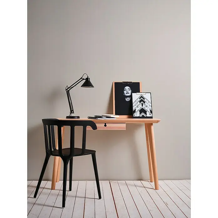 A.S. Création Hygge 3 Vliestapete - Hellcreme, Uni, 10,05 x 0,53 m - Moderne Büroeinrichtung mit einem hellen Holzschreibtisch, einem schwarzen Stuhl und einer Schreibtischlampe. Die perfekte Kombination für stilvolles Arbeiten.