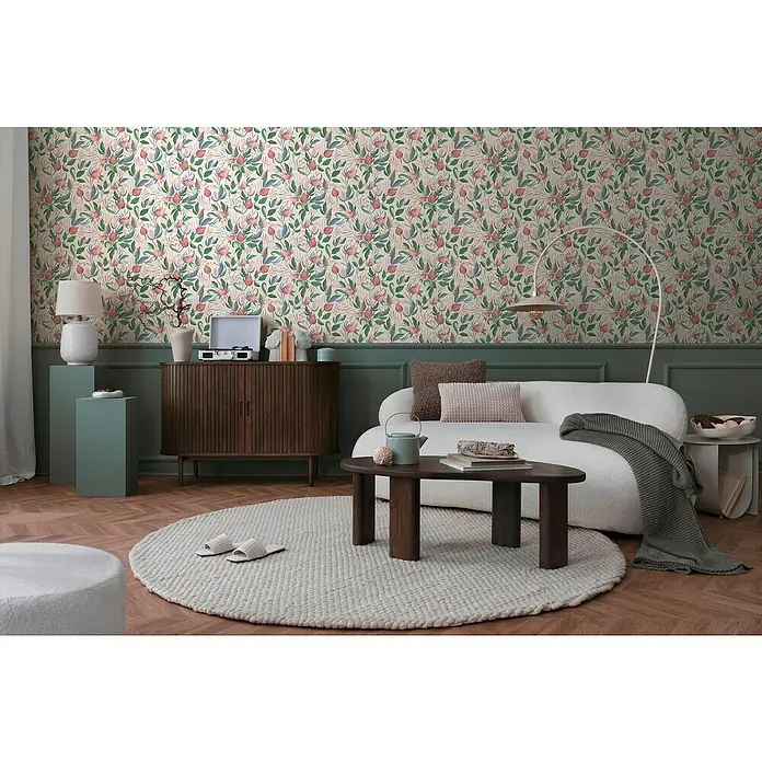 A.S. Création Cosmoliving by Cosmopolitan Vliestapete Blüte - Weiß-Grün-Pink, Floral, 10,05 x 0,53 m - Wohnzimmer mit floraler Tapete, hellem Sofa und Holztisch. Gemütliche Atmosphäre mit stilvollen Möbeln und dekorativen Elementen.