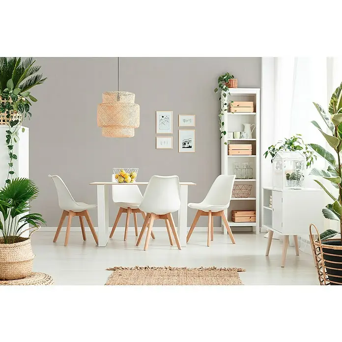 A.S. Création Hygge 3 Vliestapete - Beigegrau, Uni, 10,05 x 0,53 m - Helles Esszimmer mit Esstisch und vier weißen Stühlen unter einer dekorativen, hängenden Lampe. Pflanzen und Kunst runden das Ambiente ab.