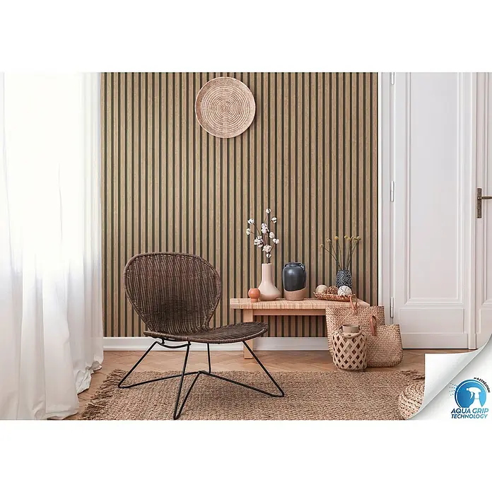 A.S. Création Designdrop Vliestapete Paneele - Braun-Schwarz, Holzoptik, 10,05 x 0,53 m - Helle Holzpaneel-Wand mit einer geflochtenen Schale an der Wand, einem Rattansessel und einem kleinen Holztisch. Stilvolles Interieur!