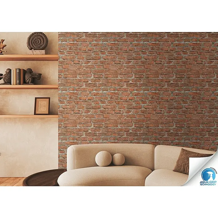 A.S. Création Designdrop Vliestapete Stein - Rot, Steinoptik, 10,05 x 0,53 m - Elegantes Wohnzimmer mit einer stilvollen Backsteintapete, die Wärme und Textur in den Raum bringt, ergänzt durch moderne Möbel.