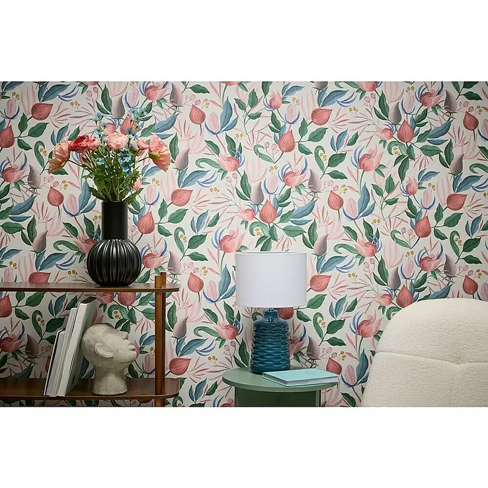 A.S. Création Cosmoliving by Cosmopolitan Vliestapete Blüte - Weiß-Grün-Pink, Floral, 10,05 x 0,53 m - Zimmeransicht mit floral gemusterter Tapete, einer schwarzen Vase mit Blumen auf einem Regal und einer blauen Lampe auf einem Beistelltisch.