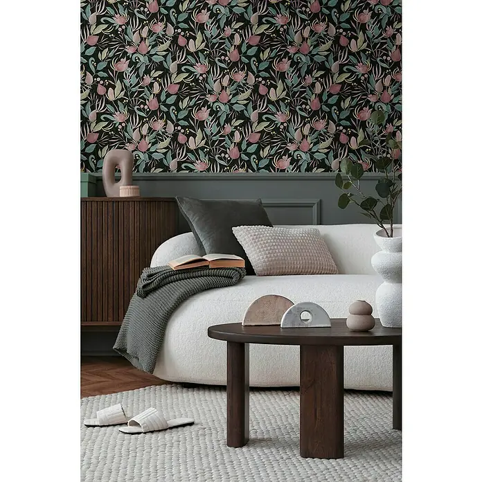 A.S. Création Cosmoliving by Cosmopolitan Vliestapete Blüte - Schwarz-Blau-Pink, Floral, 10,05 x 0,53 m - Wohnzimmer mit Sofa, Couchtisch und gemusterter Tapete.