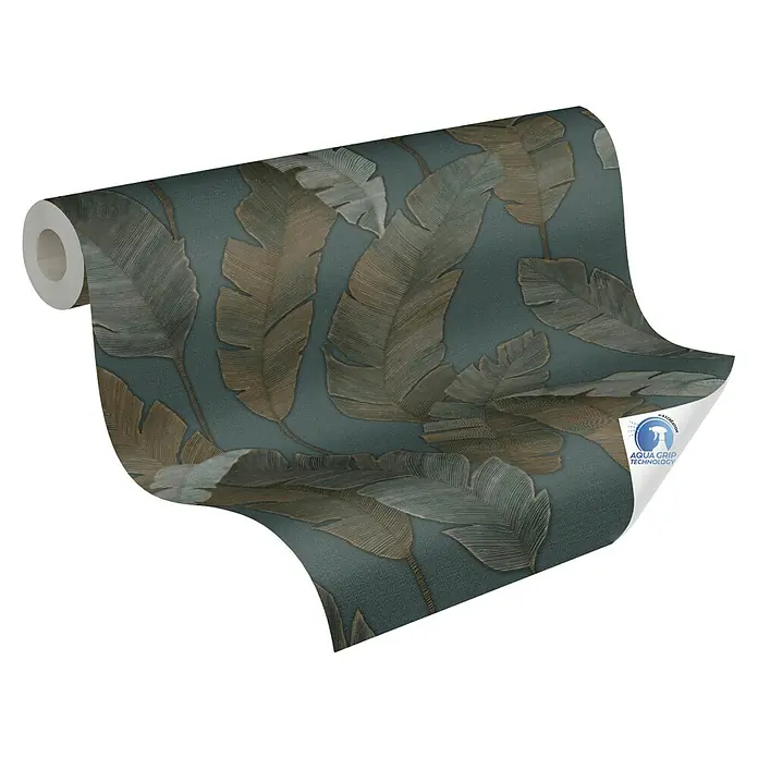 A.S. Création Designdrop Vliestapete Stilvoller Palmenblatt-Dschungel - Grün-Blau, Floral, 10,05 x 0,53 m - Detailaufnahme einer Rolle dunkelgrüner Tapete mit großem Blattmuster und Aufschrift Aqua Grip Technology.