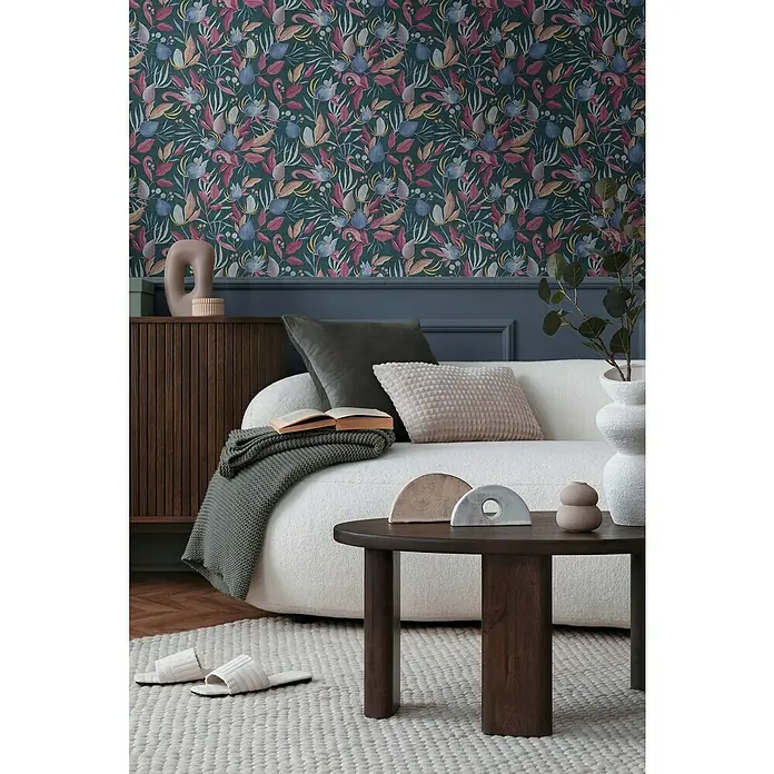 A.S. Création Cosmoliving by Cosmopolitan Vliestapete Blüte - Blau-Grau-Pink, Floral, 10,05 x 0,53 m - Stilvolles Wohnzimmer mit floraler Tapete, Sofa, Holztisch und Deko-Elementen. Die harmonische Einrichtung schafft eine gemütliche Atmosphäre.