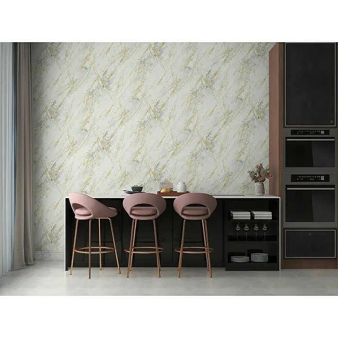 A.S. Création Designdrop Vliestapete Marmoroptik - Weiß-Gold, Steinoptik, 10,05 x 0,53 m - Eine moderne Küchendekoration mit eleganten Barhockern und stilvollen Schränken vor einer Marmortapete. Die Beleuchtung unterstreicht das edle Design.
