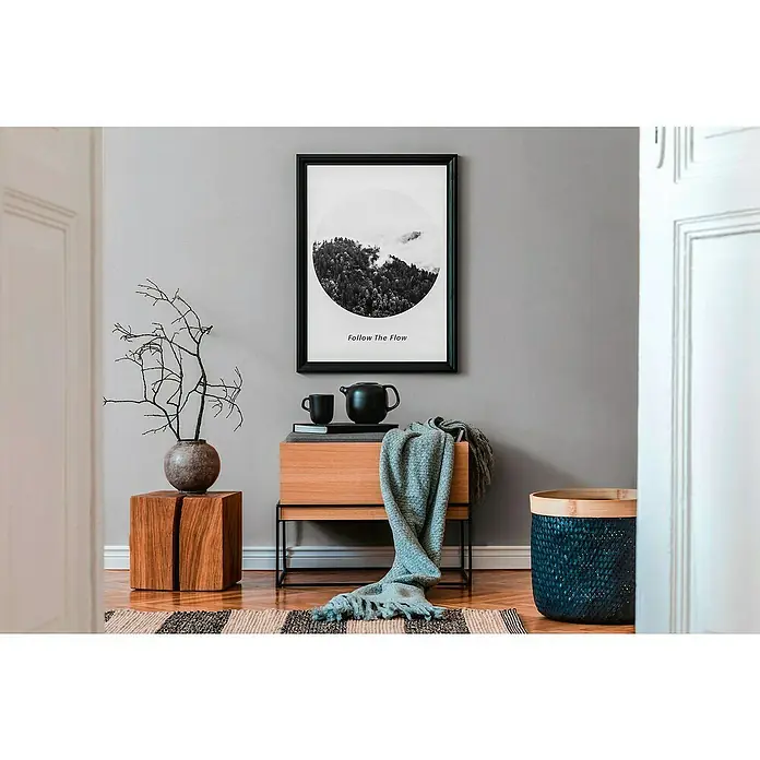 A.S. Création Hygge 3 Vliestapete - Hellgrau II, Uni, 10,05 x 0,53 m - Stilvolles Interieur mit einem modernen Holzschrank, einem dekorativen Poster und einem gemütlichen Überwurf für ein harmonisches Ambiente.