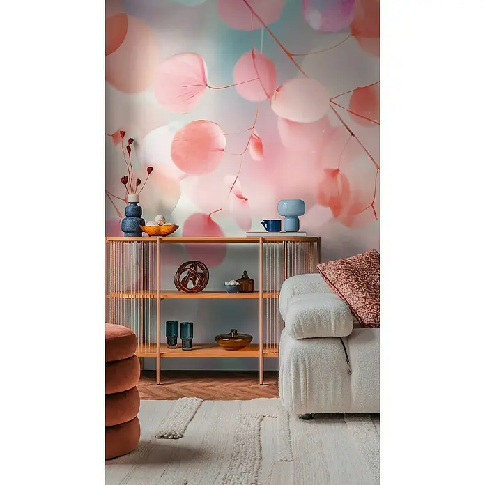 A.S. Création Cosmoliving by Cosmopolitan Fototapete Floral-bunte Blätter - B x H: 159 x 280 cm, Vlies - Elegantes Wohnzimmer mit einem hellen Holzregal, das mit dekorativen Objekten wie Vasen und Schalen geschmückt ist. Der Raum wird durch ein florales Wandbild belebt.