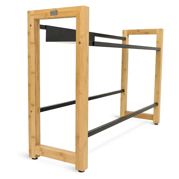 holz4home Getränkekistenregal - Anzahl Böden: 0 Stk., Schrauben, Braun - Das Bild zeigt einen Bambus-Handtuchhalter mit schwarzen Stangen, der eine stilvolle und funktionale Lösung für Ihr Badezimmer bietet.