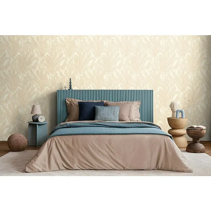 A.S. Création Cosmoliving by Cosmopolitan Vliestapete Blättergrafik - Beige-Creme-Braun, Floral, 10,05 x 0,53 m - Einladendes Schlafzimmer mit einem Bett, das mit beigen Laken, blauen Akzenten und einem strukturierten Kopfteil für eine entspannende Atmosphäre sorgt.