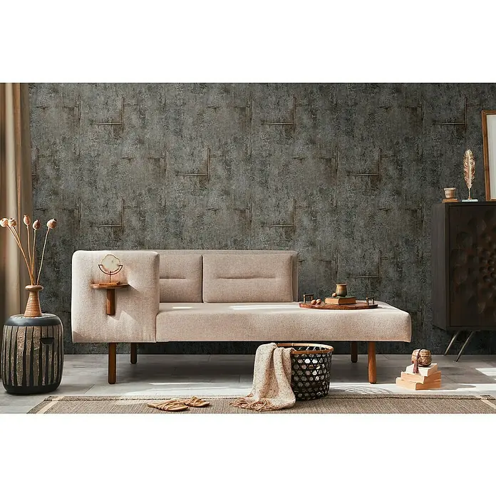 A.S. Création Cosmoliving by Cosmopolitan Vliestapete Beton - Grau-Braun-Schwarz, Betonoptik, 10,05 x 0,53 m - Das stilvolle Sofa mit Beistelltisch und dekorativen Elementen verleiht dem Raum eine gemütliche und moderne Atmosphäre.