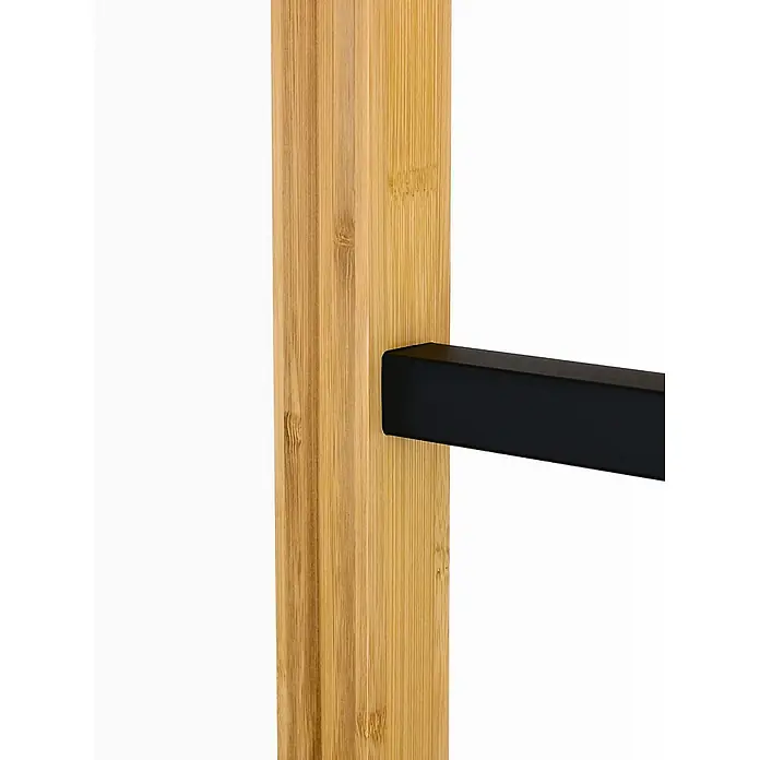 holz4home Getränkekistenregal - Anzahl Böden: 0 Stk., Schrauben, Braun - Nahaufnahme eines Bambusregals mit schwarzer Metallstange, das Design und natürliche Materialien vereint.