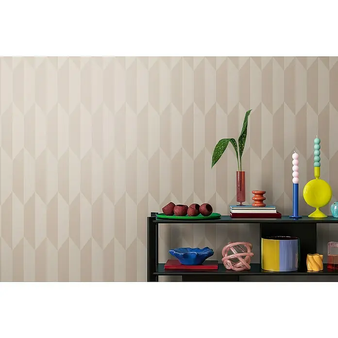 A.S. Création Cosmoliving by Cosmopolitan Vliestapete 3D-Grafik - Beige-Metallic, Grafisch, 10,05 x 0,53 m - Das Bild zeigt eine stilvolle Ablage mit Dekorationsgegenständen vor einer beigen Tapete mit geometrischem Muster.