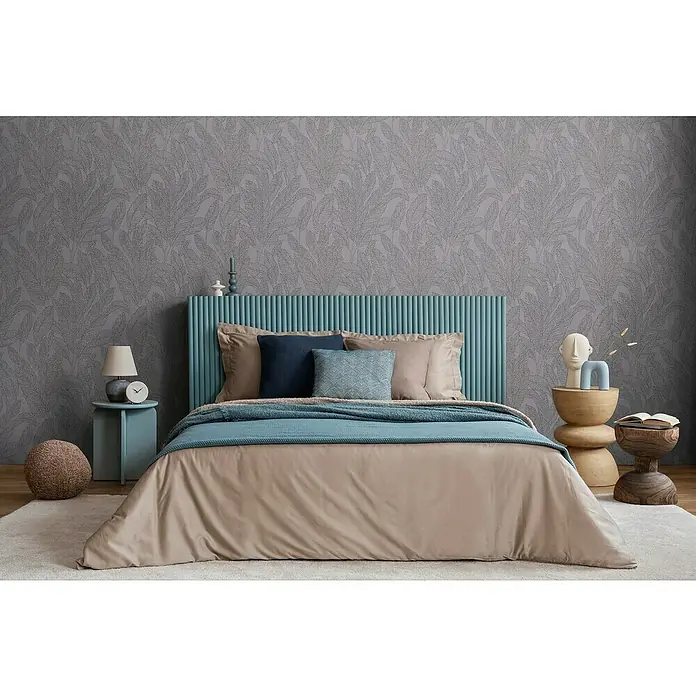 A.S. Création Cosmoliving by Cosmopolitan Vliestapete Blätter - Grau-Schwarz, Floral, 10,05 x 0,53 m - Elegantes Schlafzimmer-Interieur mit Bett, blauem Kopfteil und dekorativer Wandtapete.