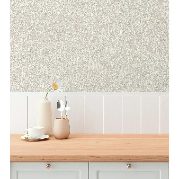 A.S. Création Hygge 3 Vliestapete Ranken - Grau-Creme, Floral, 10,05 x 0,53 m - Nahaufnahme eines Tisches mit Geschirr, einer Tasse und einer Blume vor einer Wand mit Holzpaneelen und Tapeten.