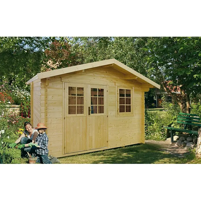 BAUHAUS Gartenhaus - Wandstärke: 28 mm, Satteldach, Holz, Natur, Außenmaß inkl. Dachüberstand (B x T): 350 x 366 cm - Ein helles Holzgartenhaus mit Doppeltür und Fenster, umgeben von Grün und mit einer Mutter und Kind im Garten.