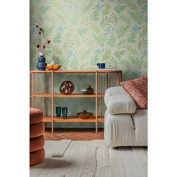 A.S. Création Cosmoliving by Cosmopolitan Vliestapete Ranken - Weiß-Grün-Blau, Floral, 10,05 x 0,53 m - Dekorative Aufnahme eines Wohnzimmers mit einem stilvollen Holzregal, das mit verschiedenen Wohnaccessoires dekoriert ist.