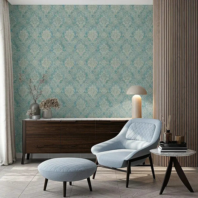 A.S. Création Designdrop Vliestapete - Blau-Grau, Ornament, 10,05 x 0,53 m - Elegantes Interieur mit einem hellblauen Sessel und passendem Hocker, ergänzt durch eine stilvolle Kommode und einen Beistelltisch.