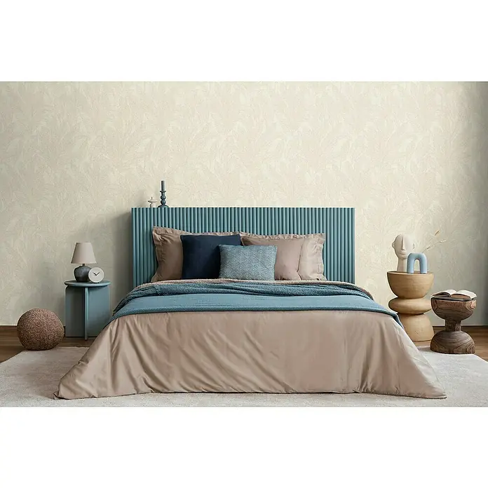 A.S. Création Cosmoliving by Cosmopolitan Vliestapete Blätter - Creme-Grau-Grün, Floral, 10,05 x 0,53 m - Schlafzimmer-Interieur mit einem bequemen Bett mit blauem Kopfteil, stilvollen Kissen und einer sanften Farbpalette für eine entspannende Atmosphäre.