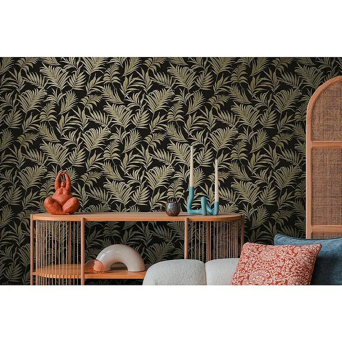 A.S. Création Cosmoliving by Cosmopolitan Vliestapete Ranken - Schwarz-Gold-Grün, Floral, 10,05 x 0,53 m - Nahaufnahme einer Wand mit einer Tapete mit tropischen Blättern in Gold auf schwarzem Grund für ein elegantes und exotisches Raumambiente.