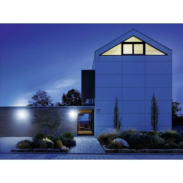 Steinel LED-Außenleuchte XLED home 2 schwarz - Farbe Gehäuse: Schwarz, IP44, 13,7 W - Aufnahme eines modernen Hauses in der Abenddämmerung mit beleuchteter Fassade und schönem Garten.