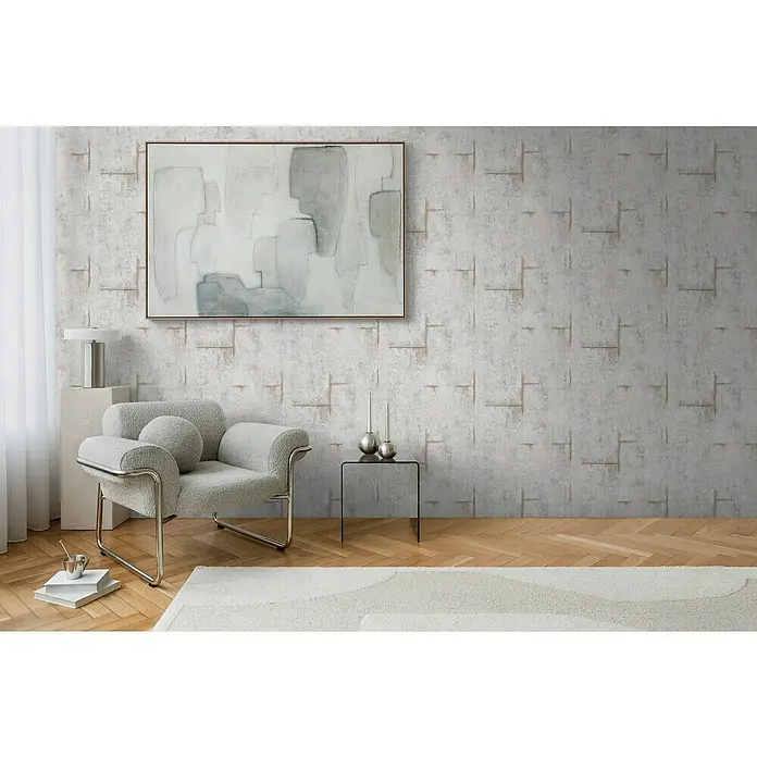 A.S. Création Cosmoliving by Cosmopolitan Vliestapete Beton - Grau-Braun, Betonoptik, 10,05 x 0,53 m - Ein stilvolles Wohnzimmer mit einem bequemen Sessel, einem eleganten Couchtisch und einem beeindruckenden Kunstwerk an der Wand.