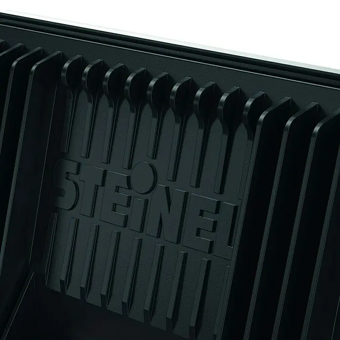 Steinel LED-Außenleuchte XLED home 2 schwarz - Farbe Gehäuse: Schwarz, IP44, 13,7 W - Nahaufnahme eines schwarzen Steinel Produkts mit Kühlrippen und dem Steinel Logo.
