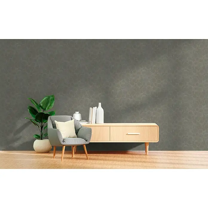 A.S. Création Hygge 3 Vliestapete Kreise - Grau-Braun, Grafisch, 10,05 x 0,53 m - Eine trendige Wohnrauminszenierung mit einem hellen Holzschrank, einem bequemen Sessel und einer stilvollen Zimmerpflanze als Blickfang.