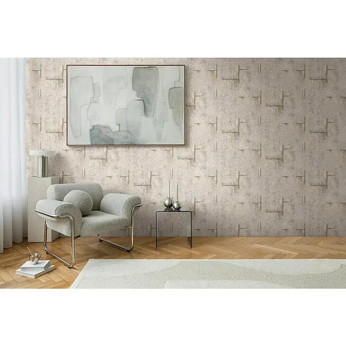 A.S. Création Cosmoliving by Cosmopolitan Vliestapete Beton - Grau-Braun-Weiß, Betonoptik, 10,05 x 0,53 m - Ein gemütlicher Wohnbereich mit einem stilvollen Sessel, einem abstrakten Gemälde und einer modernen Tischlampe, die ein harmonisches Ambiente schaffen.