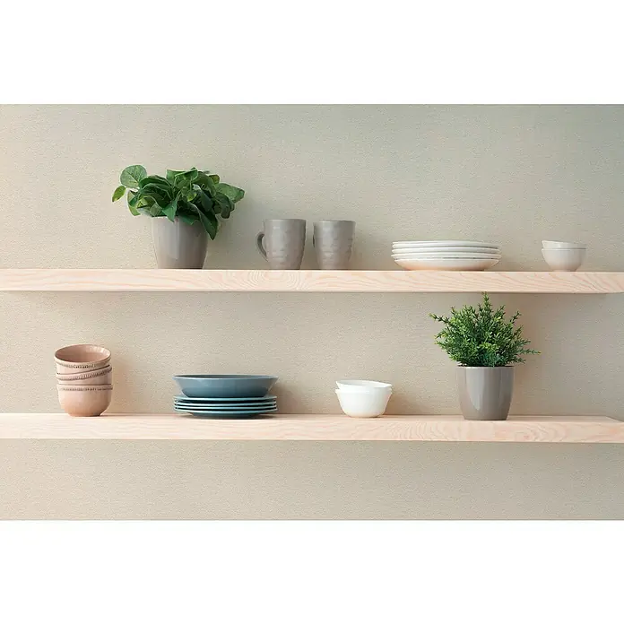 A.S. Création Hygge 3 Vliestapete - Grau-Beige, Uni, 10,05 x 0,53 m - Zwei Regale mit Geschirr und Pflanzen. Verschiedene Schalen, Tassen, Teller und Pflanzen sind auf den hellen Holzregalen ausgestellt.