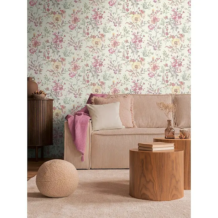 A.S. Création Cosmoliving by Cosmopolitan Vliestapete Blüten - Weiß-Metallic-Grün, Floral, 10,05 x 0,53 m - Einladendes Wohnzimmer mit Cordsofa, floraler Tapete und Holztischen. Die Einrichtung ist modern und gemütlich gestaltet.