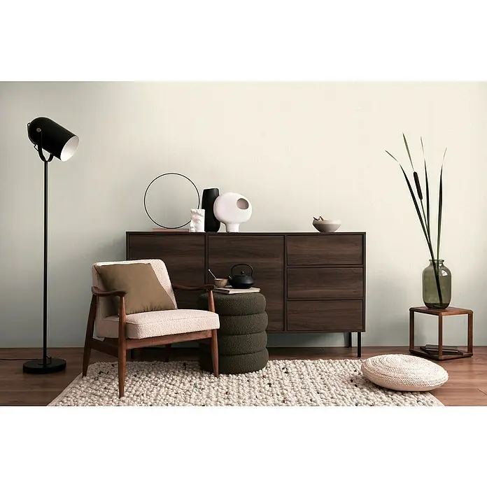 A.S. Création Cosmoliving by Cosmopolitan Vliestapete - Hell-Beige, Uni, 10,05 x 0,53 m - Modernes Wohnzimmer-Interieur mit stilvollem Sessel, Kommode und dekorativen Elementen, die eine gemütliche Atmosphäre schaffen.