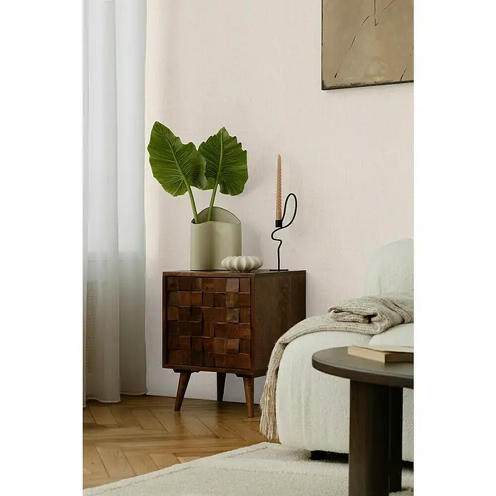 A.S. Création Cosmoliving by Cosmopolitan Vliestapete - Creme, Uni, 10,05 x 0,53 m - Dekoratives Interieur mit einem dunklen Holzschrank, einer Kerze, einer Pflanze und einem cremefarbenen Sofa mit Decke.