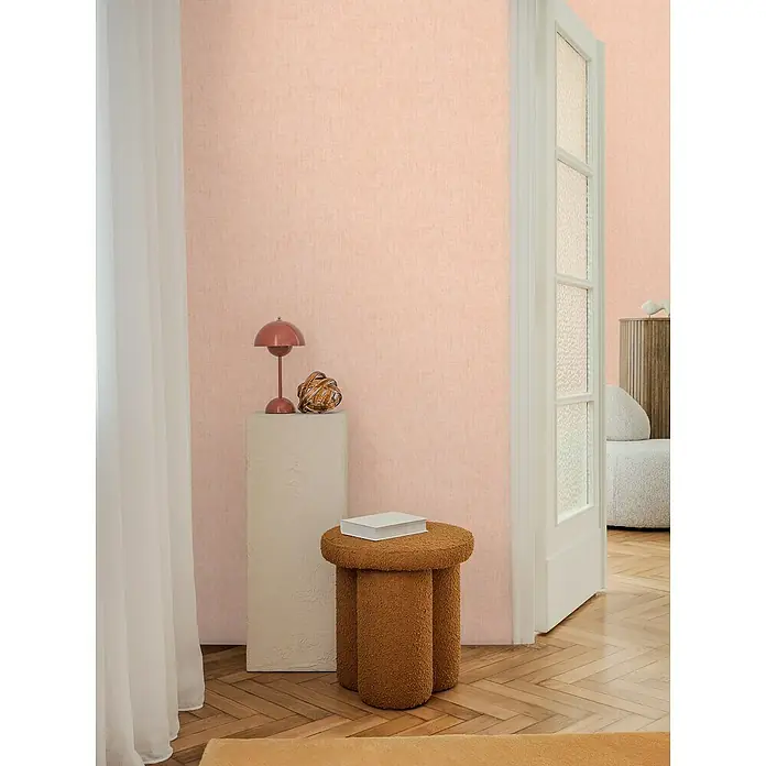 A.S. Création Cosmoliving by Cosmopolitan Vliestapete - Rosé, Uni, 10,05 x 0,53 m - Einrichtungsidee mit einem flauschigen, runden Hocker in Braun, der einen modernen Akzent setzt. Elegante Inneneinrichtung mit stilvollem Möbeldesign.
