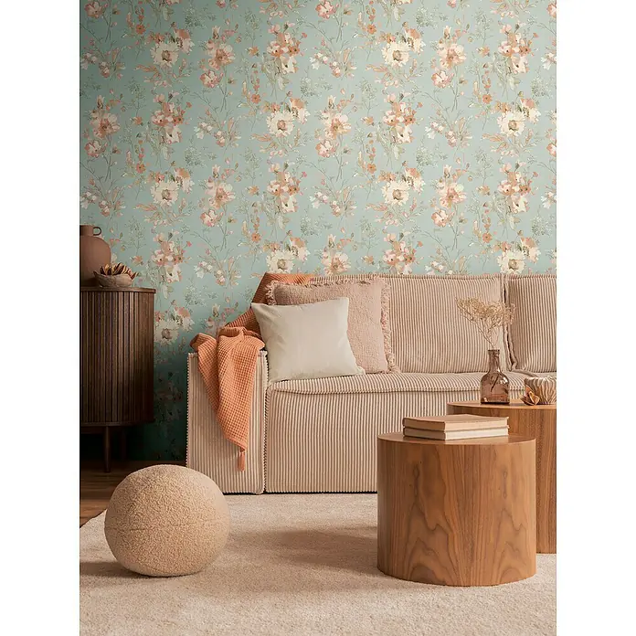 A.S. Création Cosmoliving by Cosmopolitan Vliestapete Blüten - Blau-Grau-Rosa, Floral, 10,05 x 0,53 m - Wohnzimmer mit mintgrüner Blumentapete, beigem Cordsofa, Holztischen und passenden Deko-Elementen für ein gemütliches Ambiente.