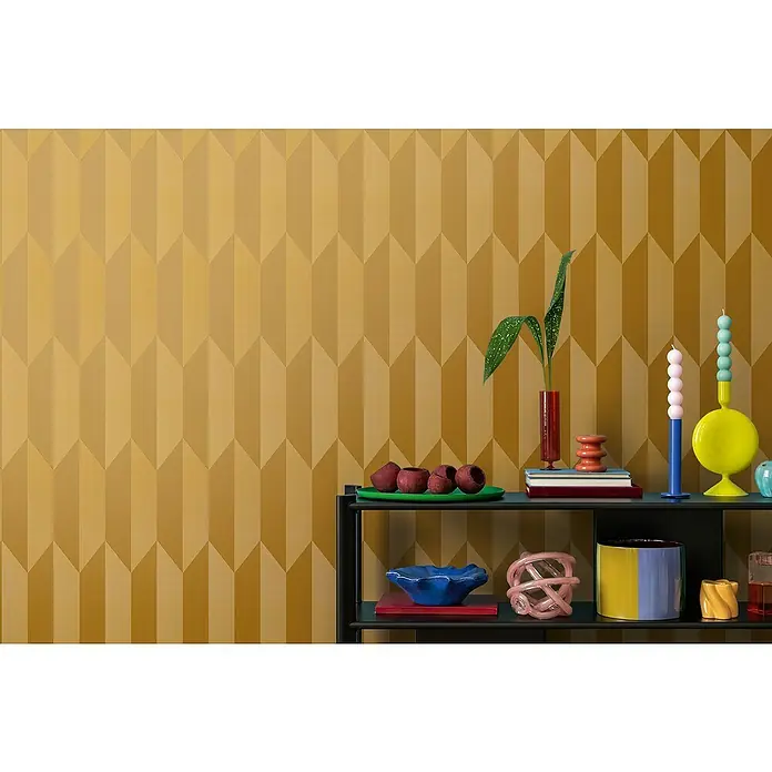 A.S. Création Cosmoliving by Cosmopolitan Vliestapete 3D-Grafik - Gold-Metallic-Gelb, Grafisch, 10,05 x 0,53 m - Das Foto zeigt eine Nahaufnahme von dekorativen Haushaltsgegenständen, die auf einem Regal vor einer geometrischen Wand platziert sind.