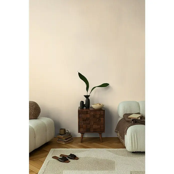 A.S. Création Cosmoliving by Cosmopolitan Vliestapete - Creme-Beige, Uni, 10,05 x 0,53 m - Elegantes Interieur mit einem dunklen Holzschrank, der mit einer stilvollen Vase und einer Schale dekoriert ist, auf einem weichen Teppich.