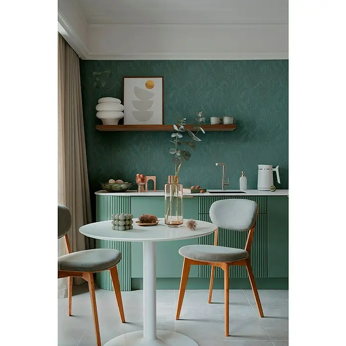 A.S. Création Cosmoliving by Cosmopolitan Vliestapete Blätter - Grün-Blau, Floral, 10,05 x 0,53 m - Esstisch mit minimalistischem Design. Das schlanke, runde Design des Tischs harmoniert mit den modernen Stühlen.