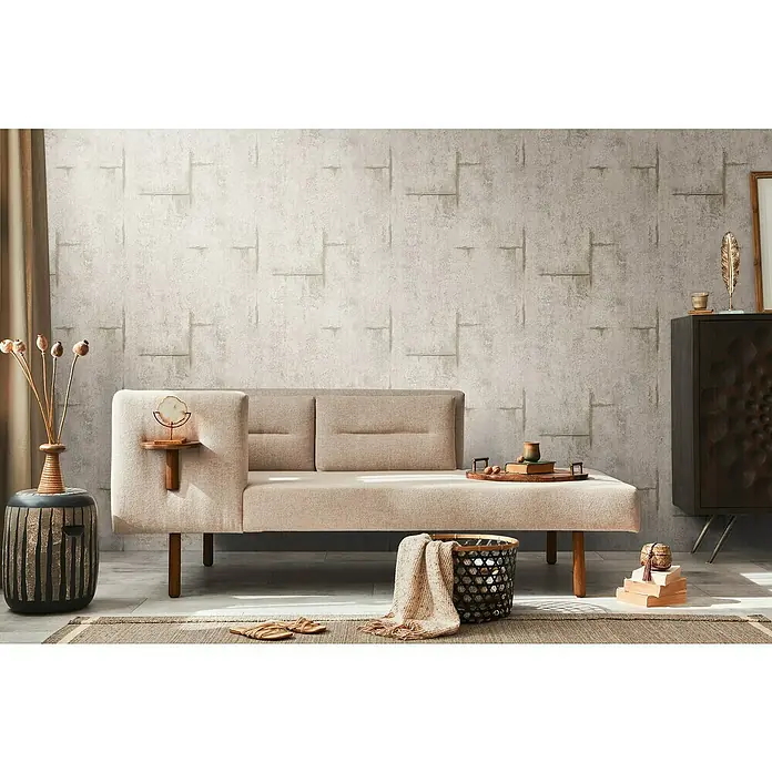A.S. Création Cosmoliving by Cosmopolitan Vliestapete Beton - Grau-Braun-Weiß, Betonoptik, 10,05 x 0,53 m - Elegantes Wohnzimmer mit beigem Sofa, einem dunklen Schrank und dekorativen Elementen, die eine gemütliche und stilvolle Atmosphäre schaffen.