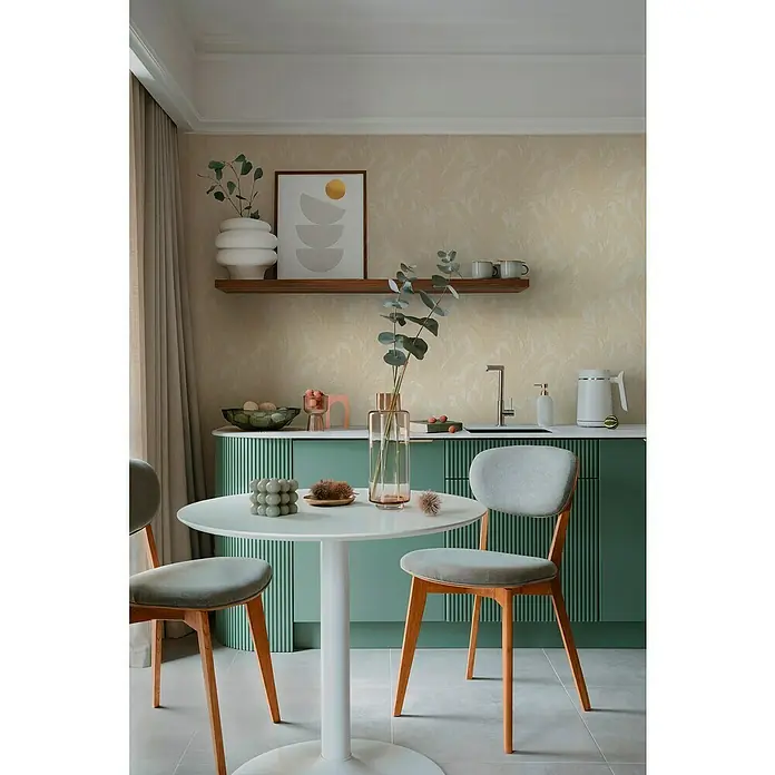 A.S. Création Cosmoliving by Cosmopolitan Vliestapete Blättergrafik - Beige-Creme-Braun, Floral, 10,05 x 0,53 m - Einladender Essbereich mit einem runden Tisch, umgeben von zwei Stühlen, ergänzt durch grüne Schrankfronten und dekorative Elemente.