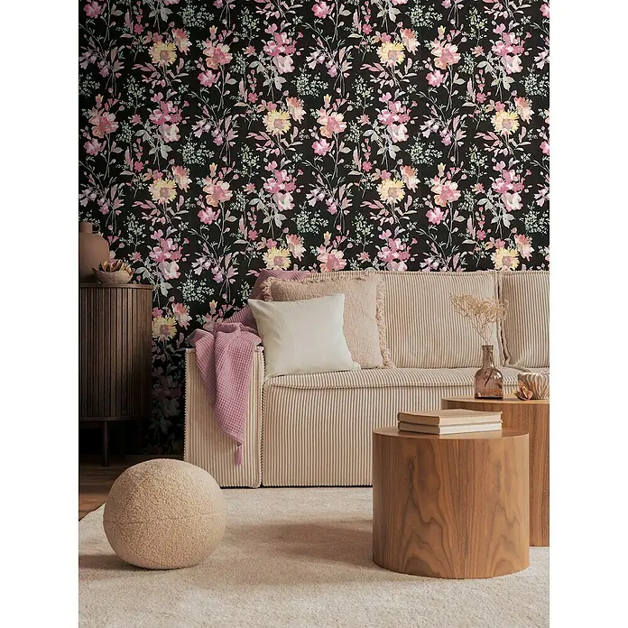 A.S. Création Cosmoliving by Cosmopolitan Vliestapete Blüten - Schwarz-Pink-Grün, Floral, 10,05 x 0,53 m - Stilvolles Wohnzimmer mit beigem Cordsofa, Holztischchen und floraler Tapete. Das Sofa lädt zum Entspannen ein, die Accessoires sorgen für Gemütlichkeit.