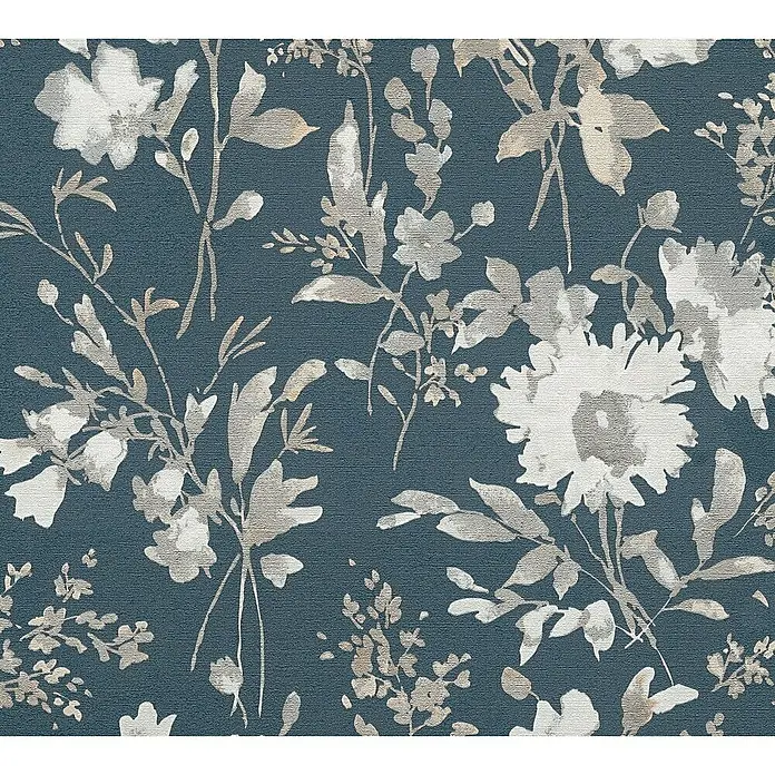 A.S. Création Cosmoliving by Cosmopolitan Vliestapete Blüten - Blau-Metallic-Weiß, Floral, 10,05 x 0,53 m - Eine Nahaufnahme eines floralen Musters auf einem Stoff mit grauen Blüten und Blättern auf blauem Grund.