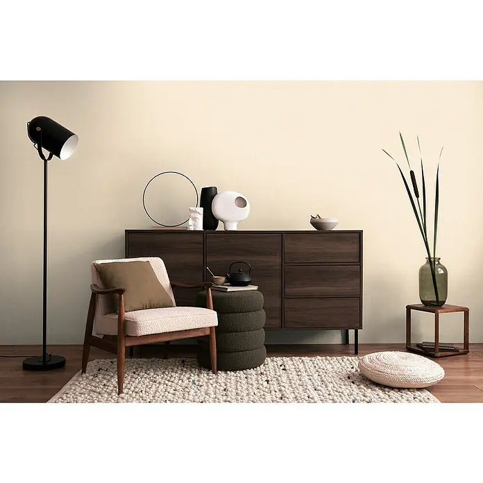 A.S. Création Cosmoliving by Cosmopolitan Vliestapete - Creme-Beige, Uni, 10,05 x 0,53 m - Elegantes Interieur mit dunklem Holzschrank, Sessel und Stehlampe. Das stilvolle Möbelstück bietet Stauraum und ergänzt die Einrichtung perfekt.