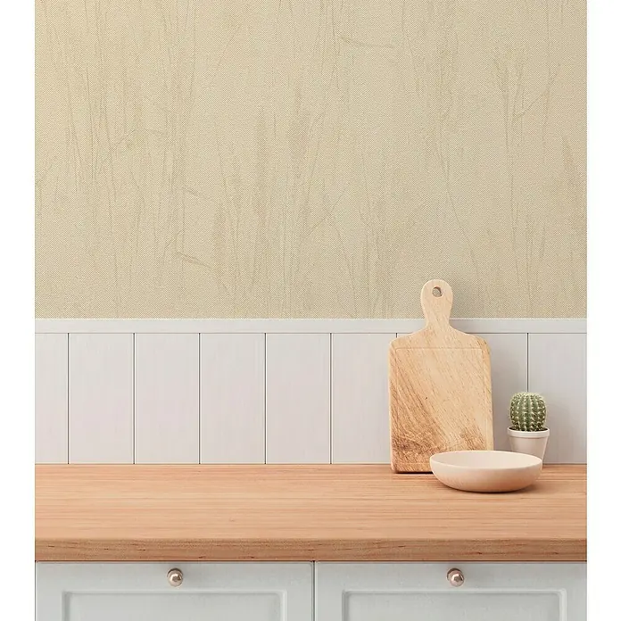 A.S. Création Hygge 3 Vliestapete Floral - Beige-Gelb, Floral, 10,05 x 0,53 m - Nahaufnahme einer Küche mit Schneidebrett, Schale und Kaktus auf einer Arbeitsplatte.