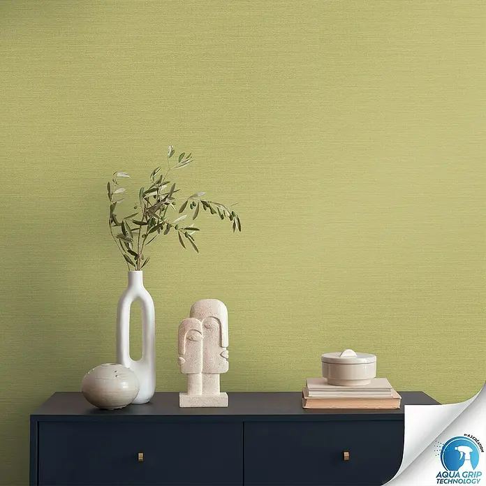 A.S. Création Designdrop Vliestapete - Hellgrün, Uni, 10,05 x 0,53 m - Nahaufnahme einer grünlichen Tapete mit feiner Textur, die eine elegante und ruhige Raumatmosphäre schafft.