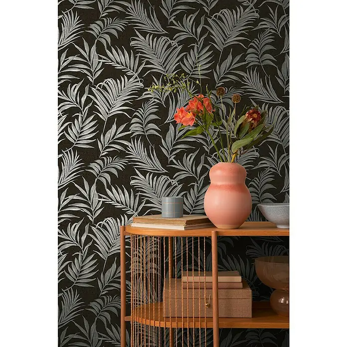 A.S. Création Cosmoliving by Cosmopolitan Vliestapete Ranken - Schwarz-Grau-Blau, Floral, 10,05 x 0,53 m - Nahaufnahme eines Regals mit Dekorationen vor einer dunklen Blättertapete.