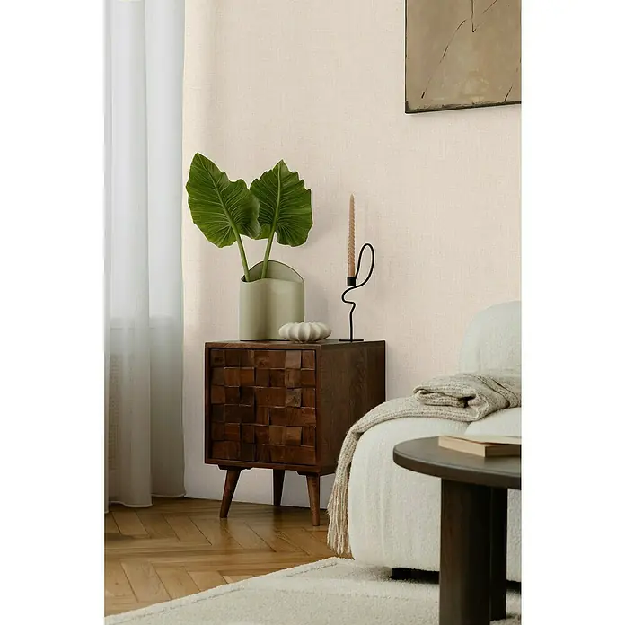 A.S. Création Cosmoliving by Cosmopolitan Vliestapete - Beige I, Uni, 10,05 x 0,53 m - Nachttisch aus dunklem Holz mit geometrischem Muster, dekoriert mit Pflanze, Kerze und Zierkürbis. Gemütliches Wohnambiente.